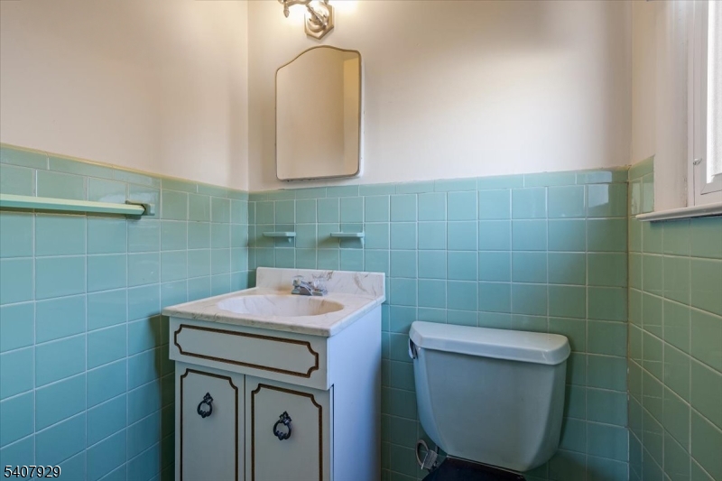 715 Bush Place Paramus, NJ 07652 - Photo 17 of 35