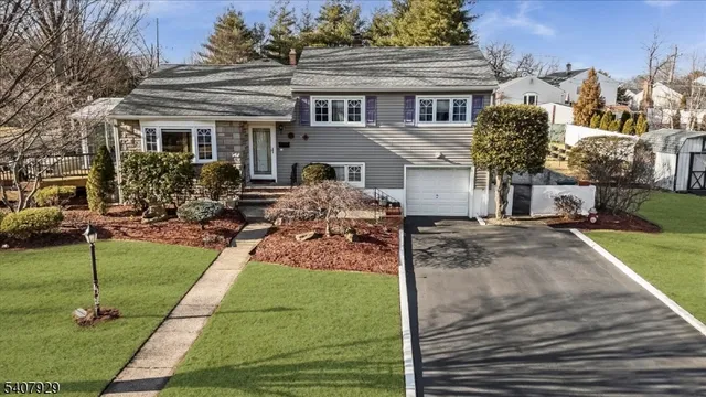 $799,900 | 715 Bush Place, Paramus, NJ 07652