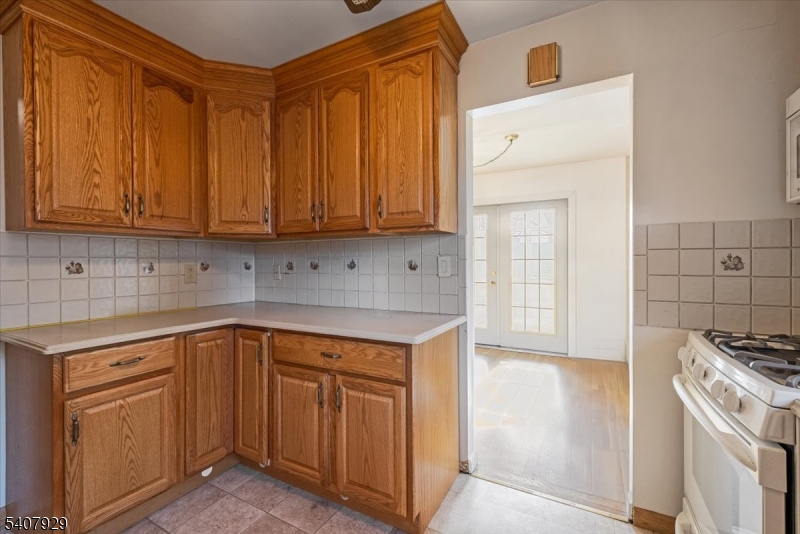 715 Bush Place Paramus, NJ 07652 - Photo 9 of 35