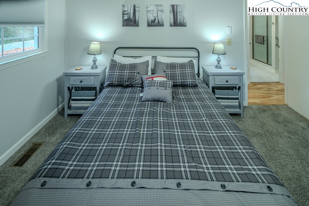 198 Black Pine Road Newland, NC 28657 - Photo 18 of 34 a bathroom with a bathtub