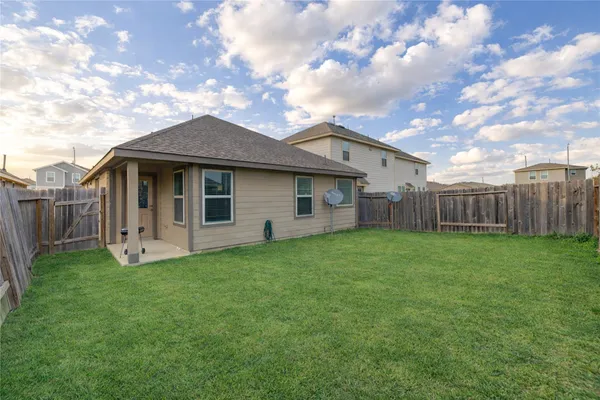 a view of a house with backyard