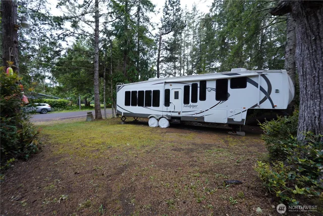 a view of a house with backyard and trees