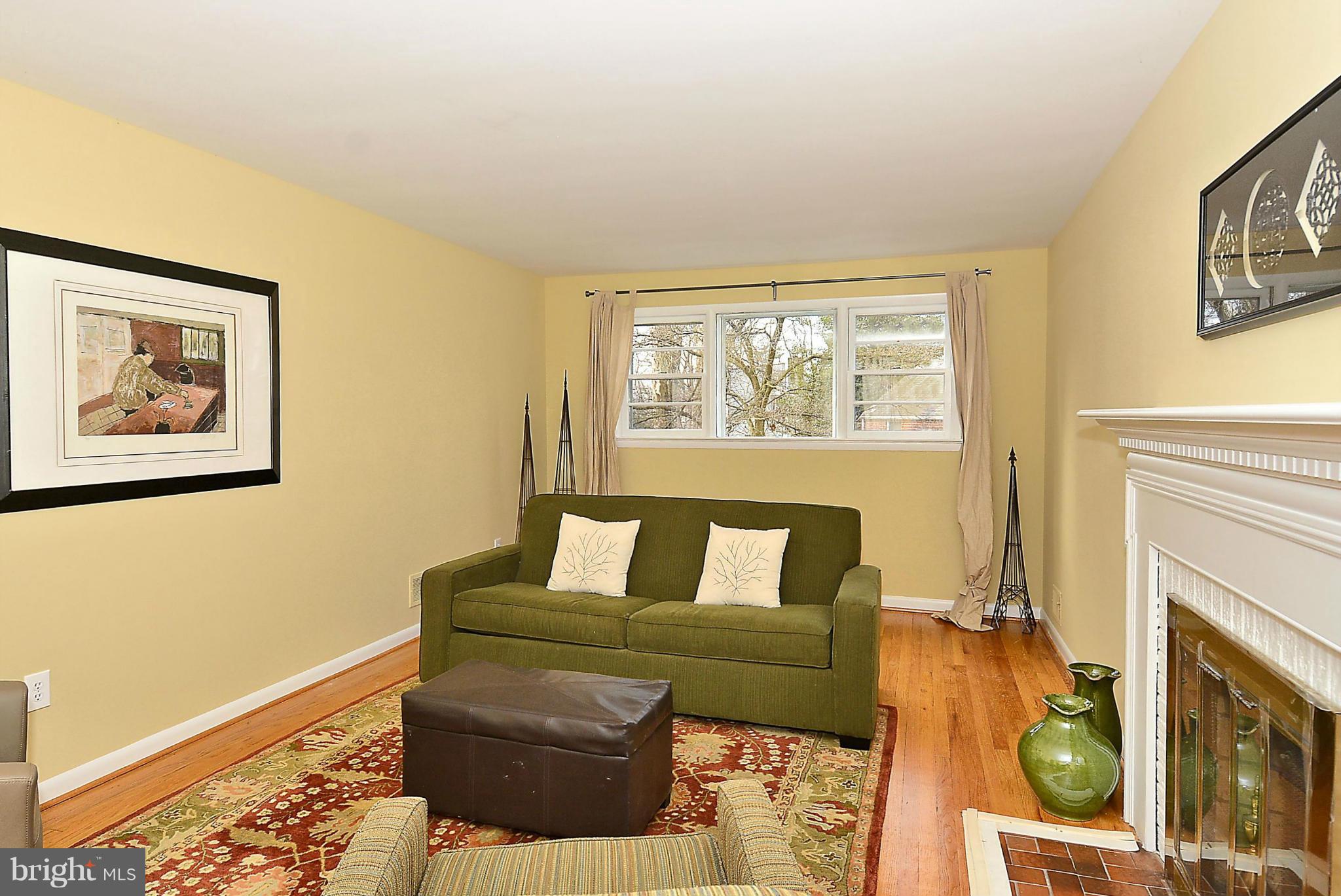 8804 2nd Avenue Silver Spring, MD 20910 - Photo 3 of 27 Living Room
