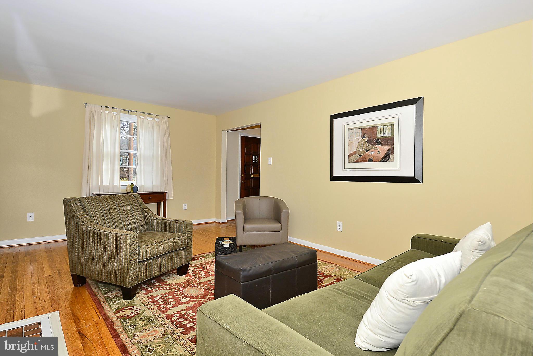 8804 2nd Avenue Silver Spring, MD 20910 - Photo 4 of 27 Living Room