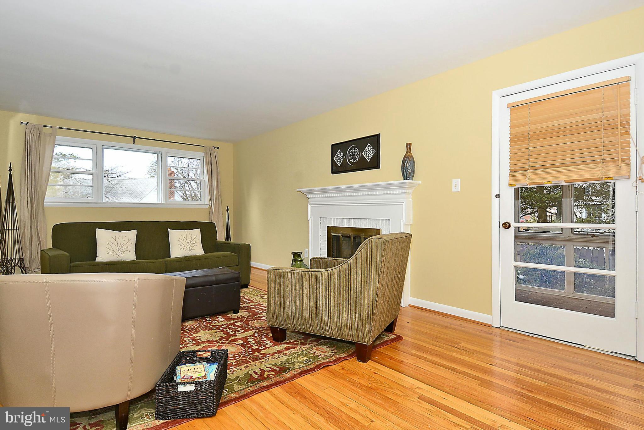 8804 2nd Avenue Silver Spring, MD 20910 - Photo 5 of 27 Living Room