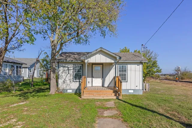 a view of a house with a yard