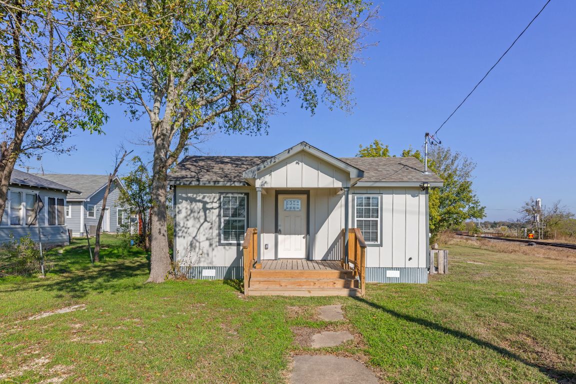 a view of a house with a yard