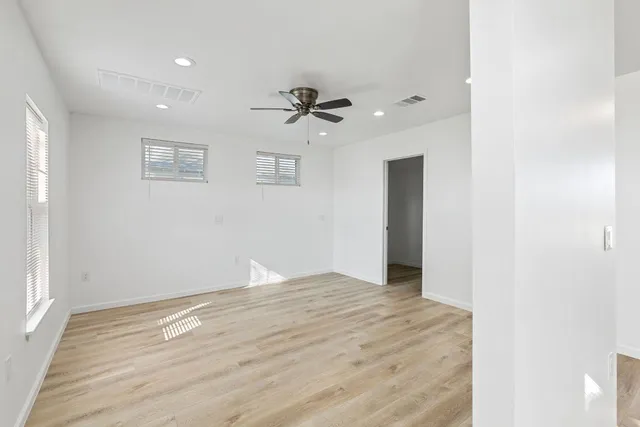 a view of empty room with a ceiling fan