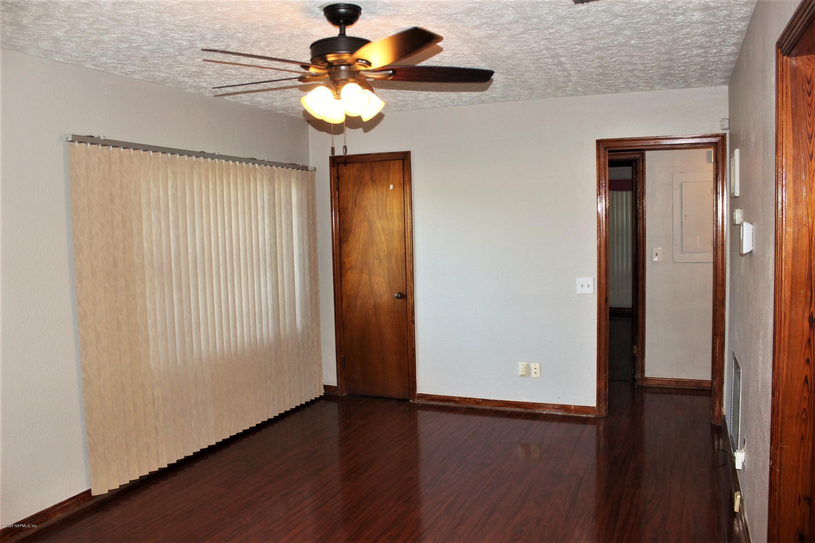 1972 Rugby Road Jacksonville, FL 32208 - Photo 3 of 22 Livingroom1a