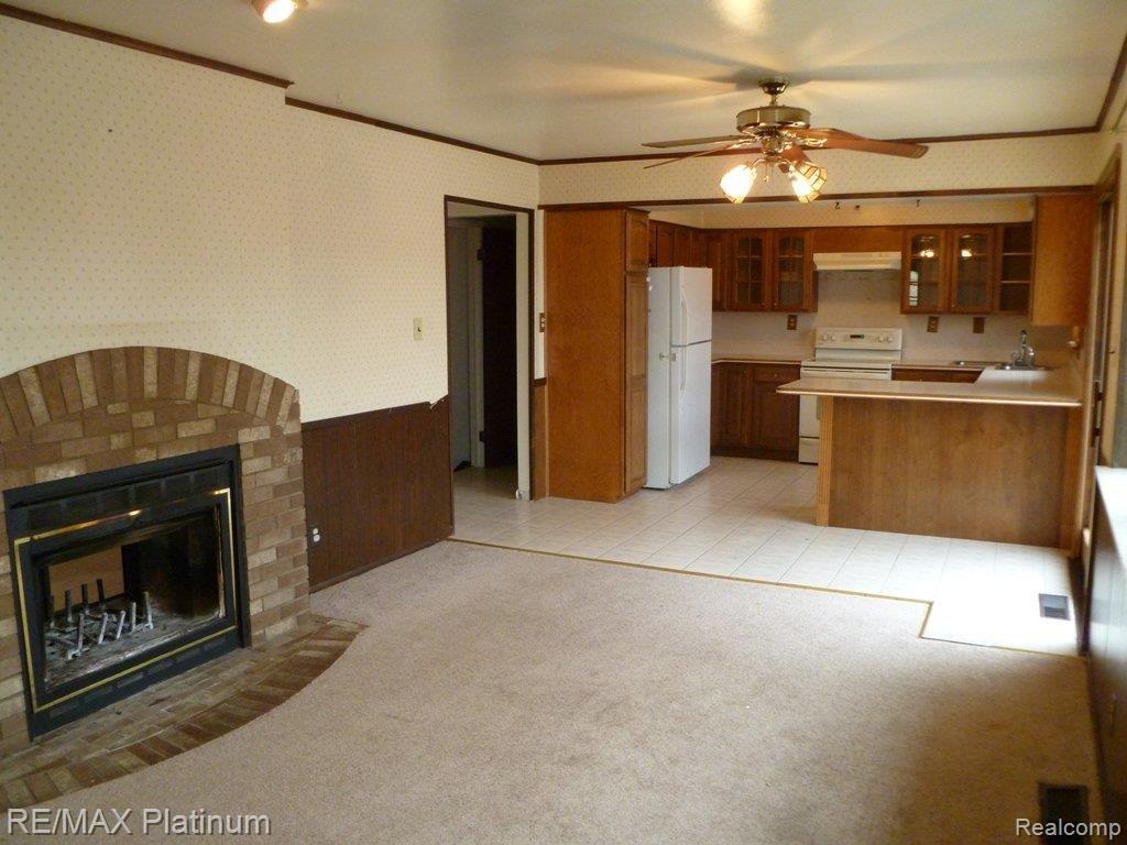 75 Endicott Howell, MI 48843 - Photo 9 of 18 FAMILY RM VIEW 2
