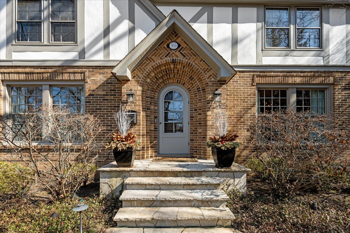 955 Vernon Avenue Winnetka, IL 60093 - Photo 3 of 54