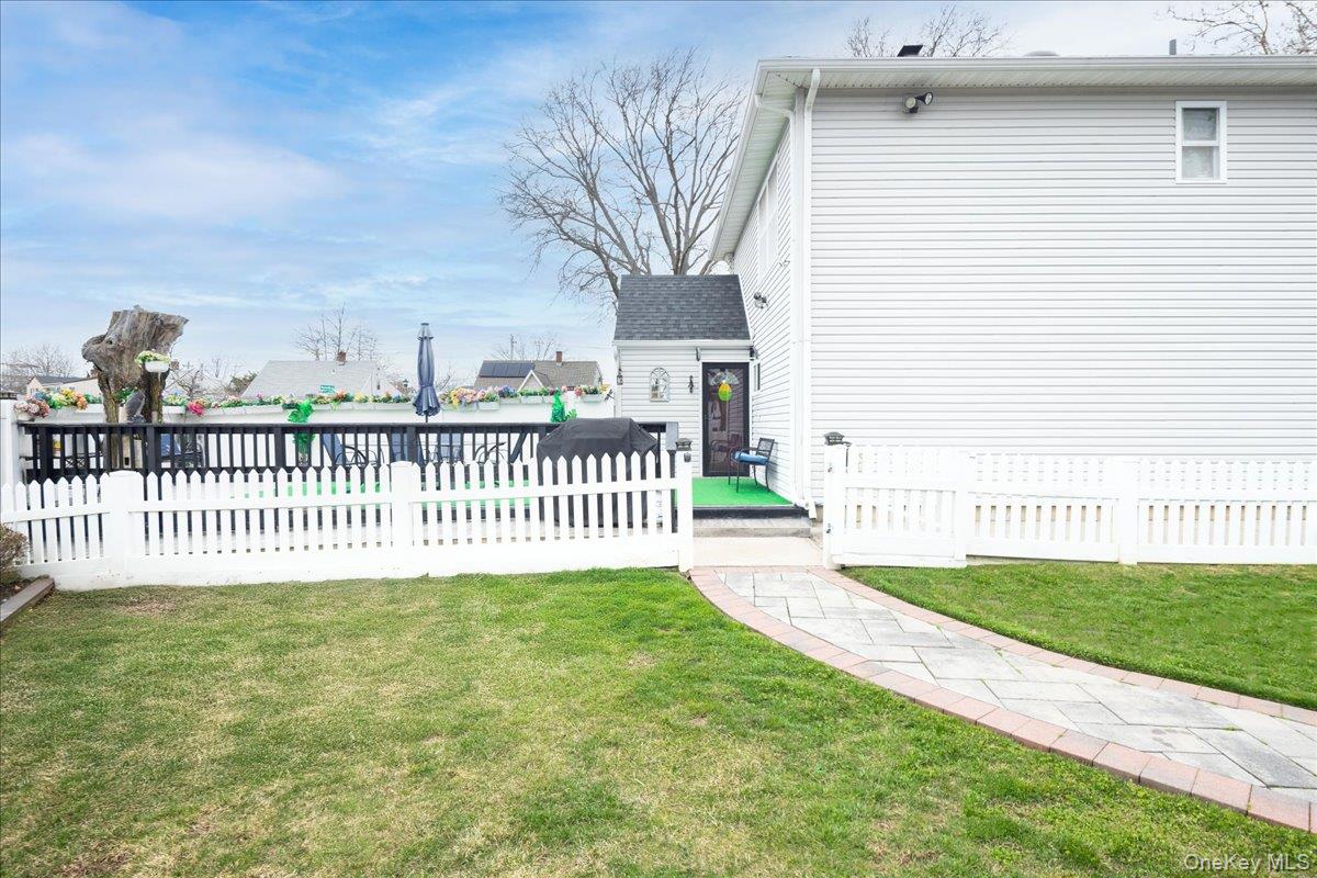 35 Carnation Road Levittown, NY 11756 - Photo 31 of 33