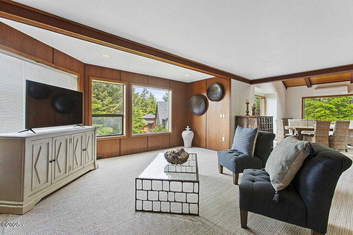 445 Summit View Lane Gleneden Beach, OR 97388 - Photo 5 of 67 Living Room