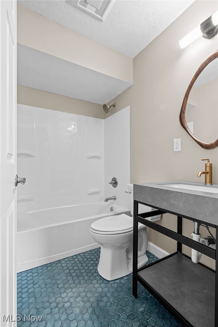 1043 Krumroy Road Akron, OH 44306 - Photo 22 of 48 First floor full bathroom