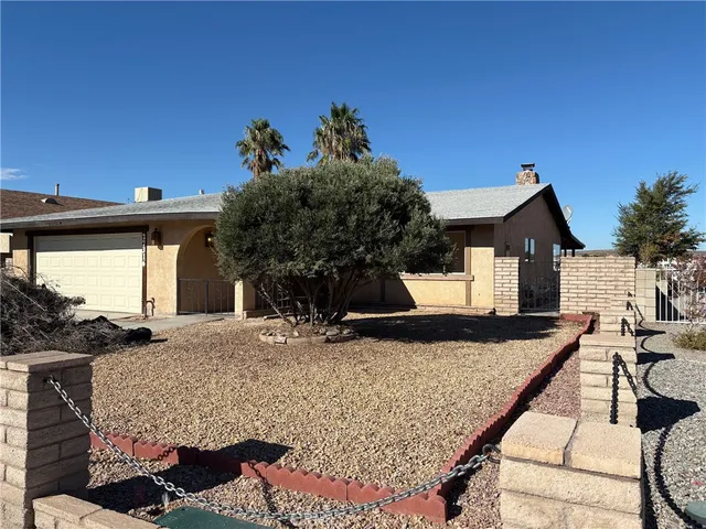 a view of a house with backyard