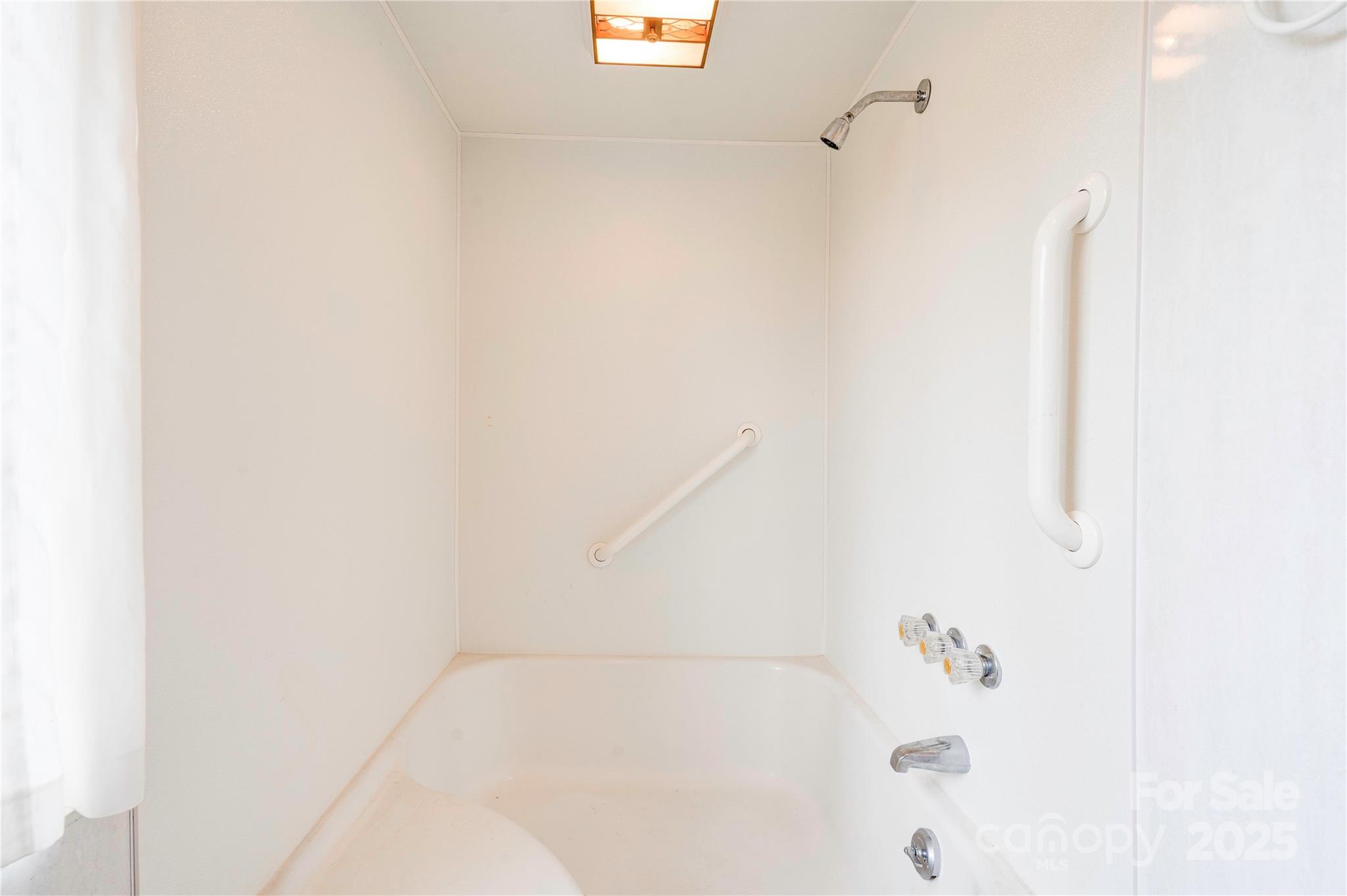 3809 Polkville Road Shelby, NC 28150 - Photo 24 of 48 a bathroom with a bathtub