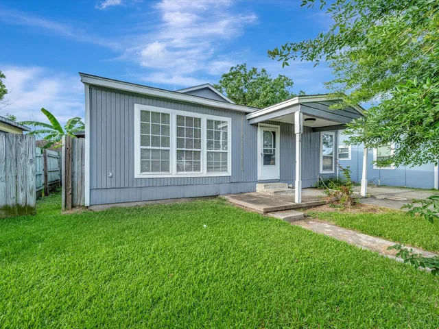 a view of a house with a yard and plants