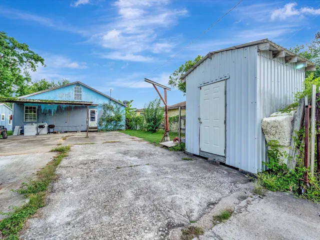 a view of a house with backyard and sitting area