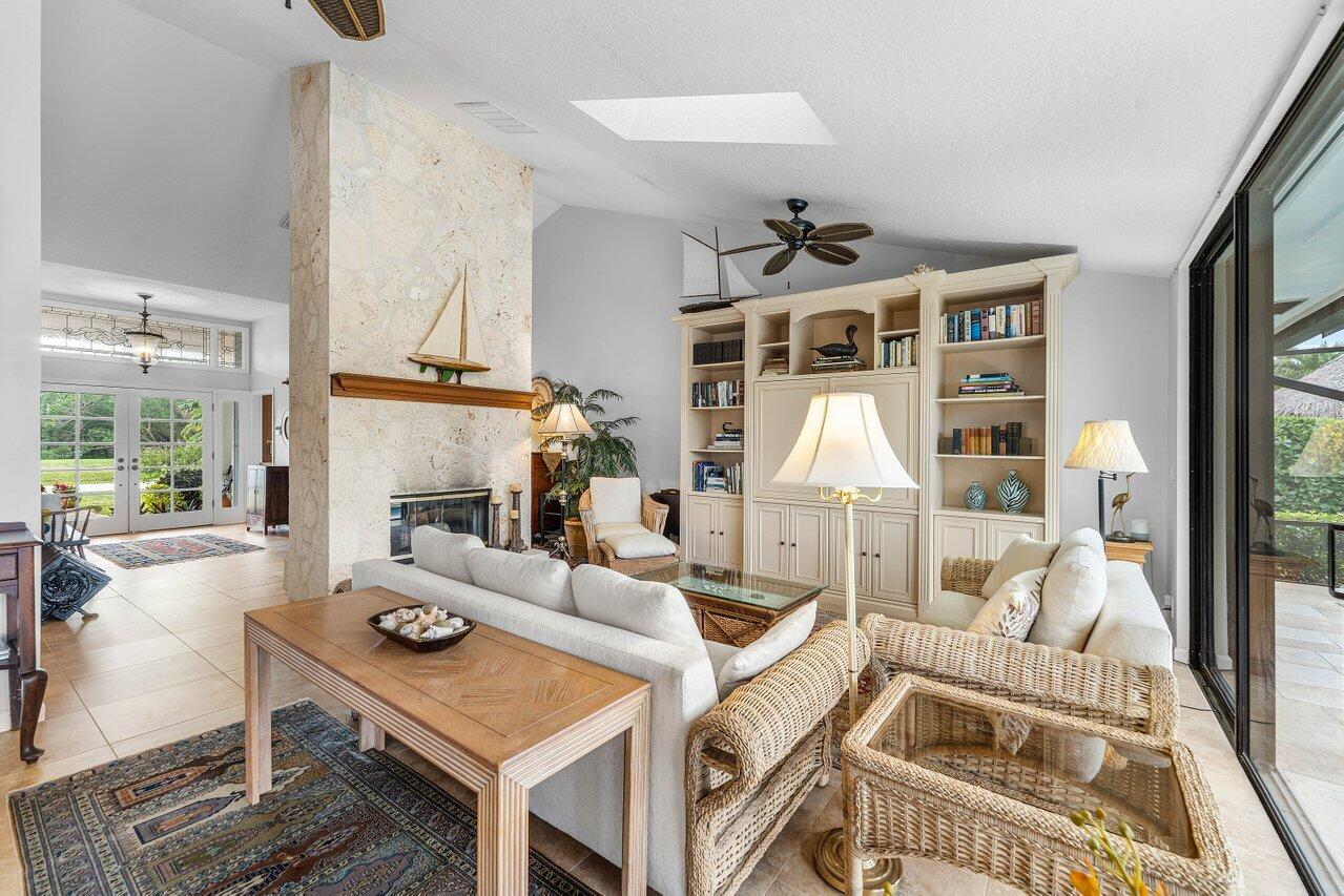 8794 Southeast Riverfront Terrace Jupiter, FL 33469 - Photo 11 of 68 Living room