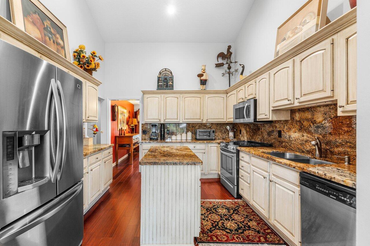 8794 Southeast Riverfront Terrace Jupiter, FL 33469 - Photo 16 of 68 Kitchen