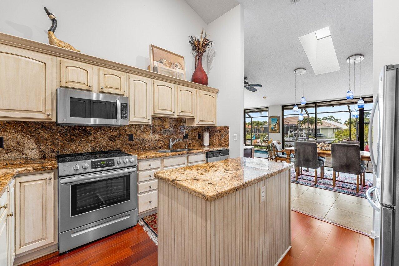 8794 Southeast Riverfront Terrace Jupiter, FL 33469 - Photo 18 of 68 Kitchen