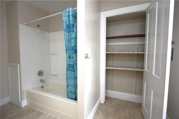 a view of empty room with window