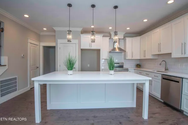 $690,000 | 8017 Little Joe Road, Powell, TN 37849