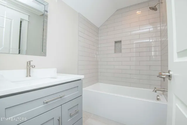 $690,000 | 8017 Little Joe Road, Powell, TN 37849