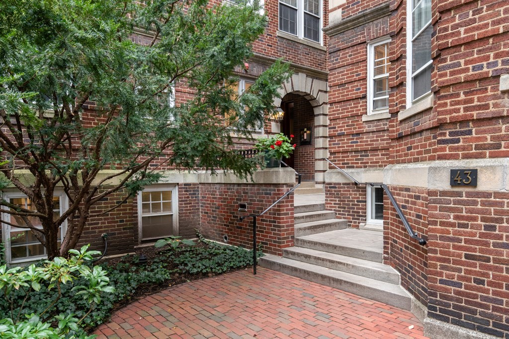 43 Linnaean Street, Unit 32 Cambridge, MA 02138 - Photo 14 of 20 a front view of a house