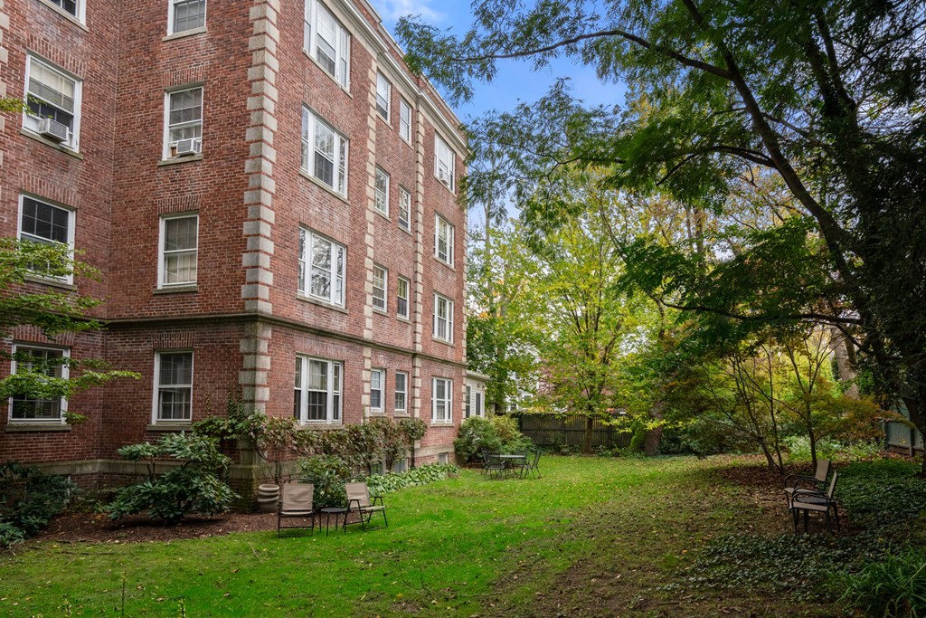 43 Linnaean Street, Unit 32 Cambridge, MA 02138 - Photo 17 of 20 a building view with a garden space