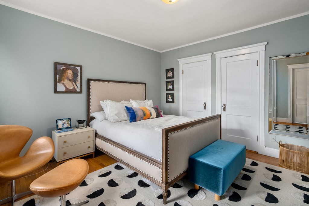 43 Linnaean Street, Unit 32 Cambridge, MA 02138 - Photo 10 of 20 a bedroom with a bed and a couch