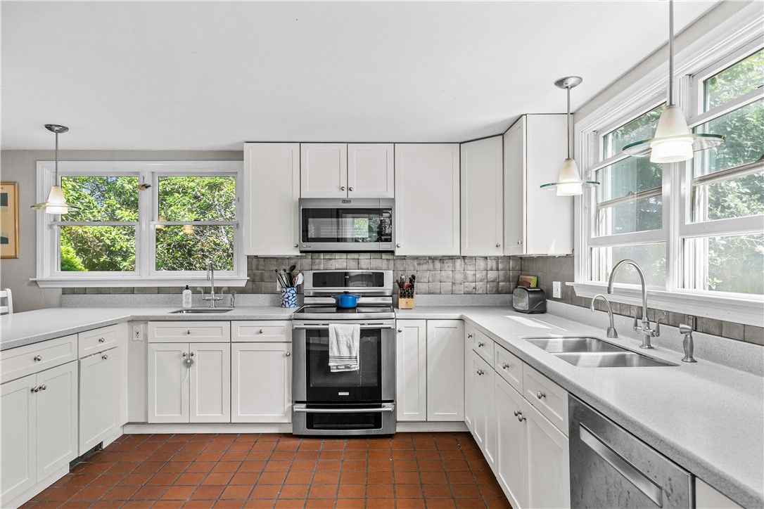 1047 East Main Road Portsmouth, RI 02871 - Photo 17 of 50 Kitchen