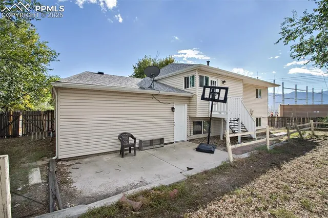 a view of an outdoor space