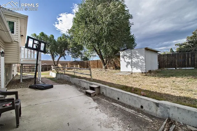 a view of a backyard