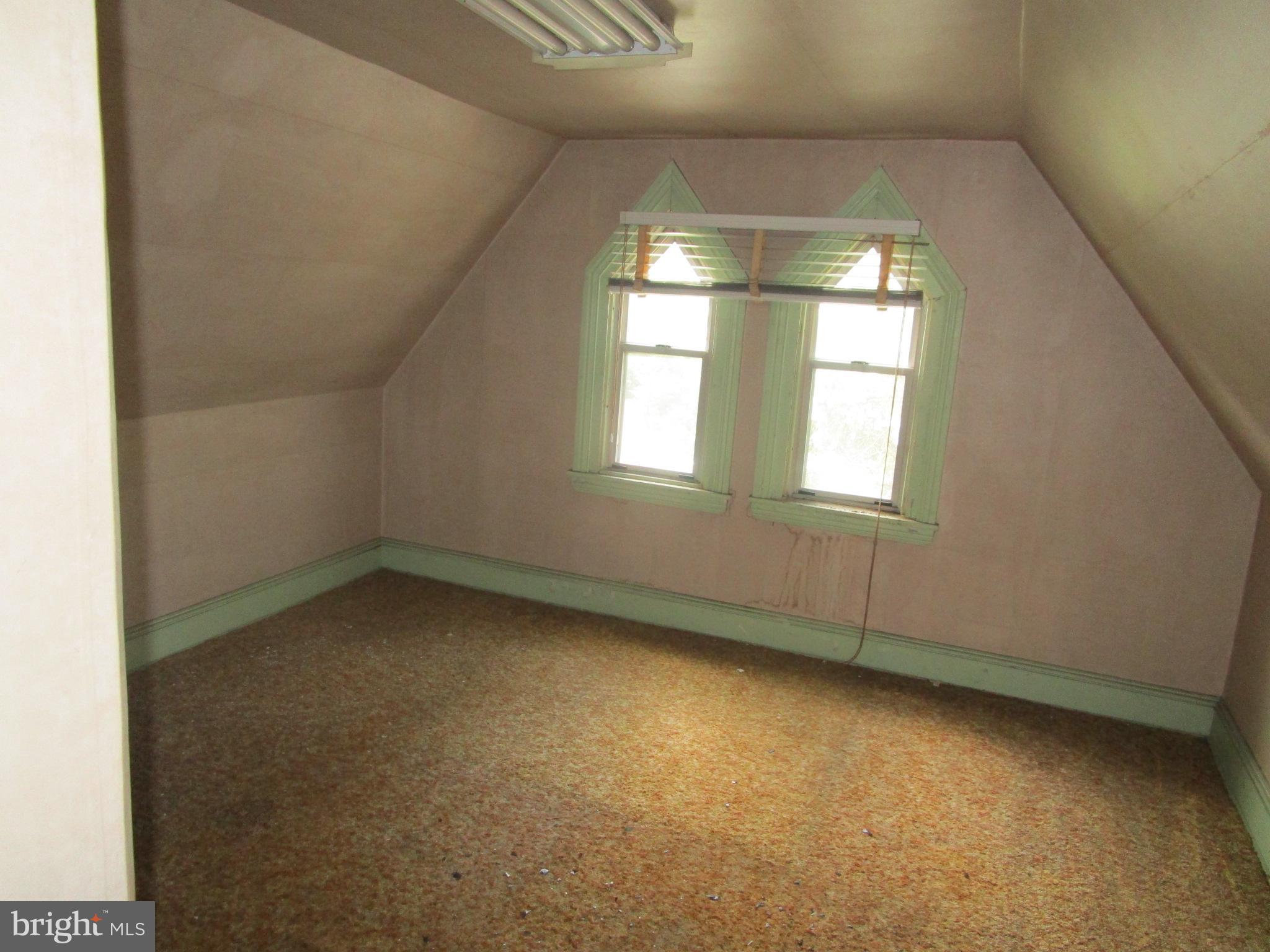 38 Springfield Road Aldan, PA 19018 - Photo 19 of 23 3rd floor room