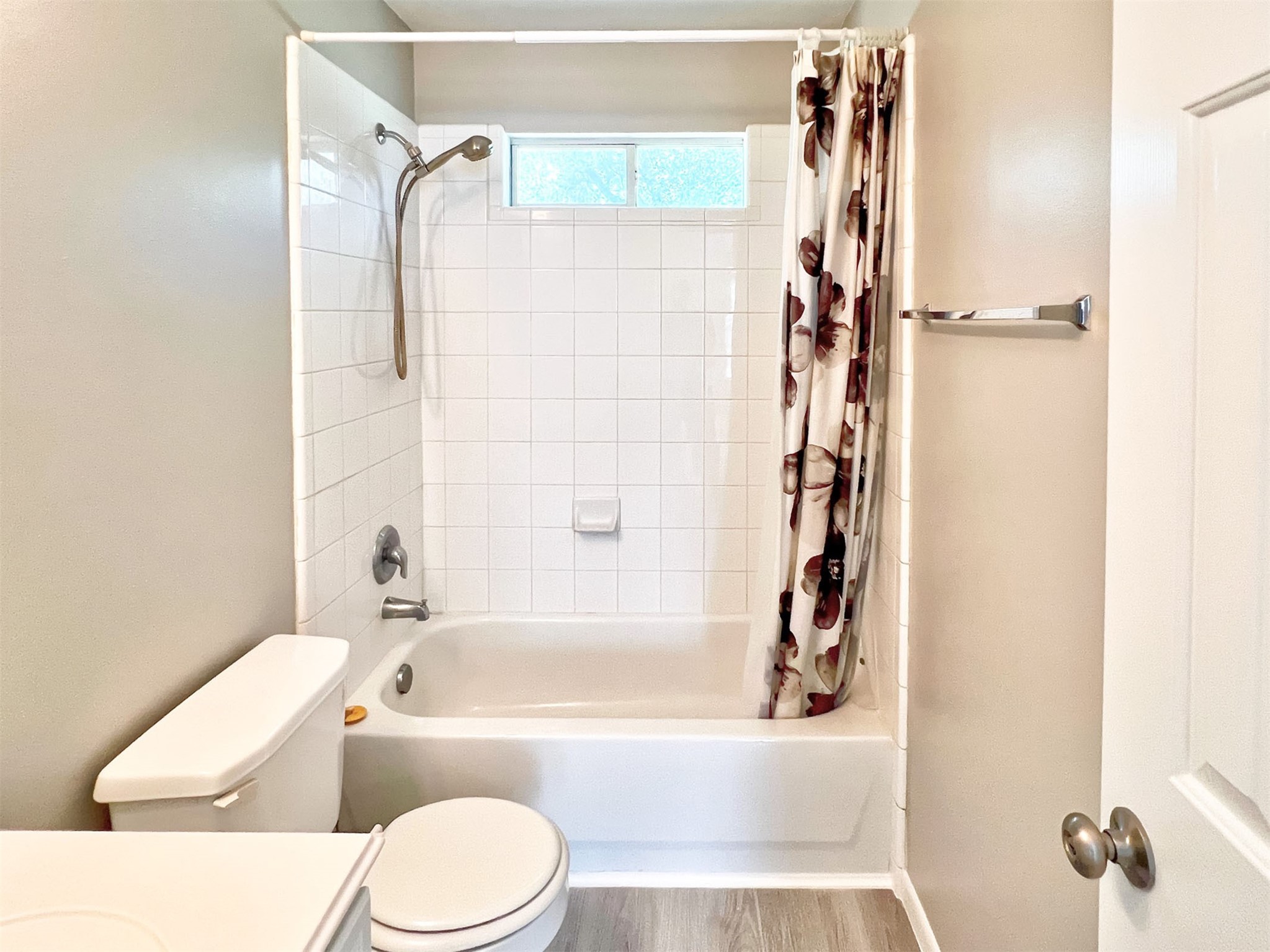 17250 April Valley Court Houston, TX 77084 - Photo 32 of 33 Spacious Upstairs Bathroom