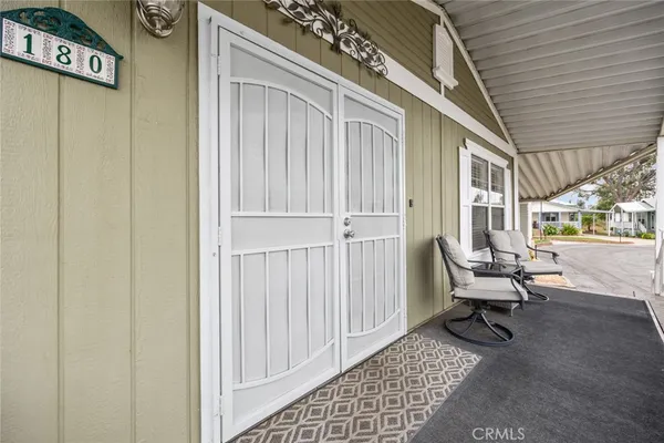 a view of an house with backyard