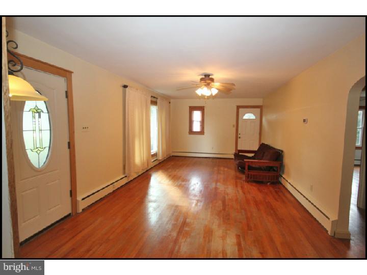 1948 Valley Road Pomeroy, PA 19365 - Photo 2 of 18 Living Room