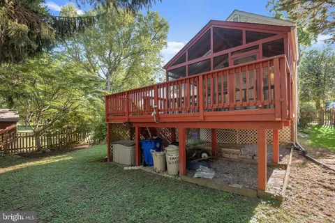 a view of a house with yard and deck