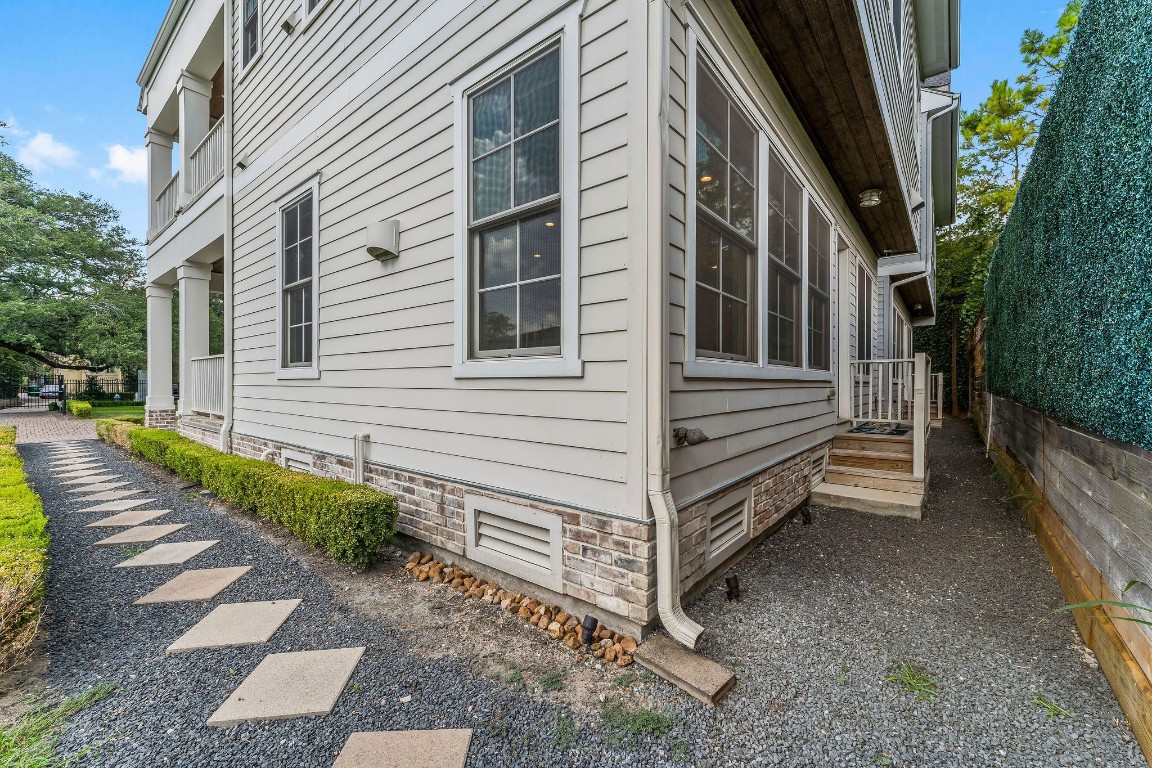 426 Marshall Street Houston, TX 77006 - Photo 9 of 44