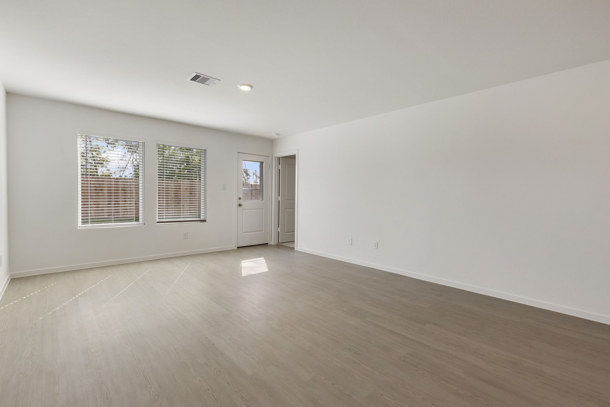 490 Southern Magnolia Way Magnolia, TX 77354 - Photo 4 of 25 an empty room with windows and closet