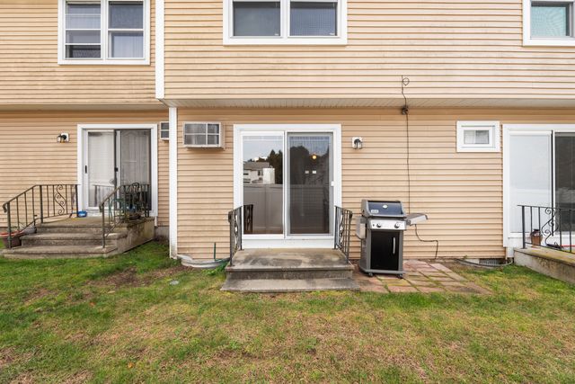 a view of a house with backyard