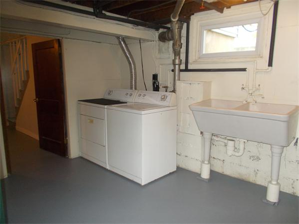 170 Lucerne Road Springfield, MA 01119 - Photo 25 of 28 a utility room with dryer and washer