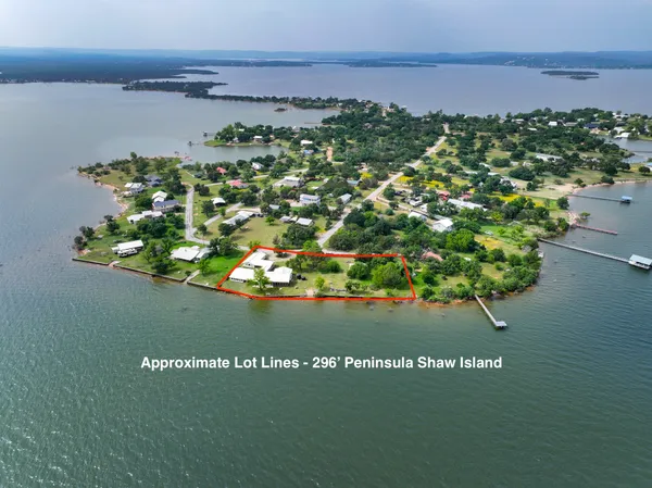 $985,000 | 736 West Lakecrest Drive, Bluffton, TX 78607