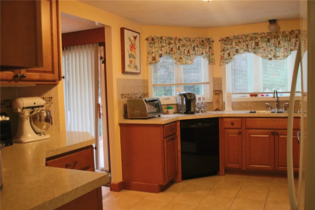 435 Cowesett Road Warwick, RI 02886 - Photo 3 of 37