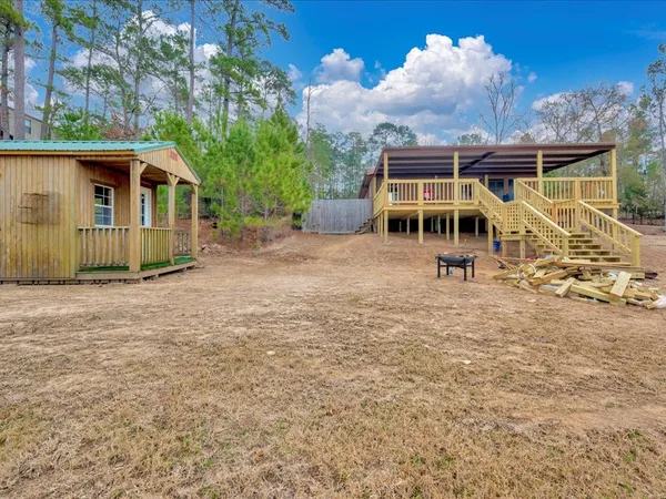 a view of a house with backyard