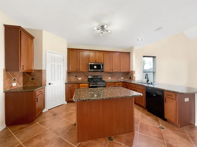 $305,000 | 7 Huntington Bend Drive, Manvel, TX 77578