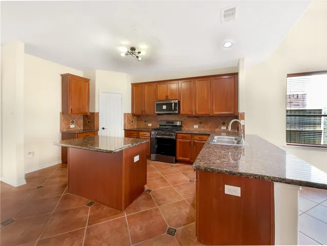 $305,000 | 7 Huntington Bend Drive, Manvel, TX 77578