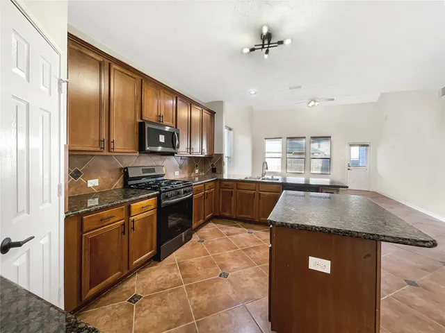 $305,000 | 7 Huntington Bend Drive, Manvel, TX 77578