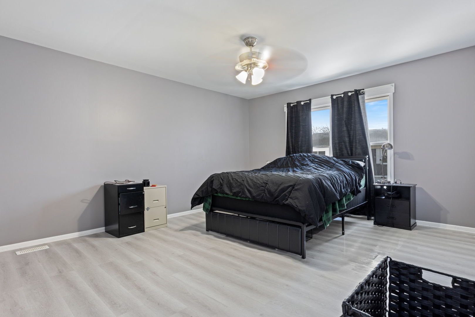 1055 Hampton Harbor, Unit 1055 Schaumburg, IL 60193 - Photo 8 of 14 a bedroom with a bed and a chandelier